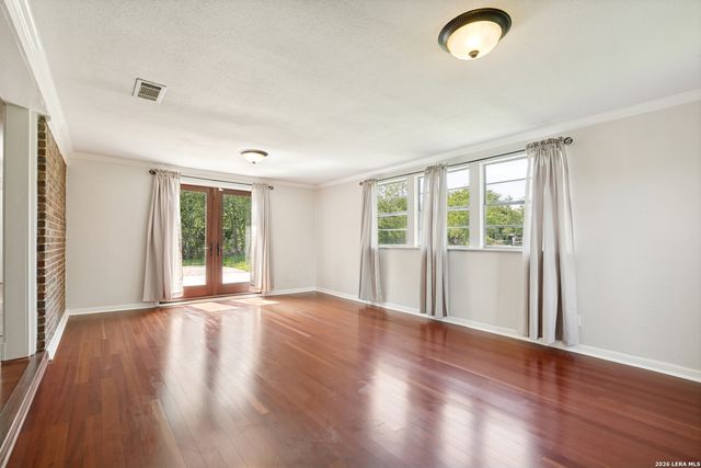 715 E SUNSHINE DR, San Antonio, TX 78228