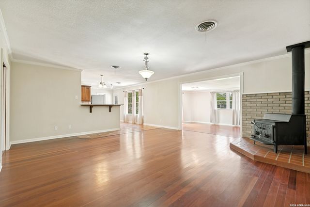 715 E SUNSHINE DR, San Antonio, TX 78228