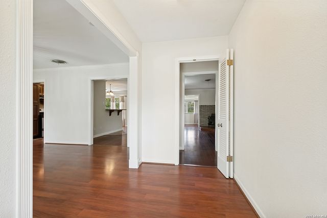 715 E SUNSHINE DR, San Antonio, TX 78228