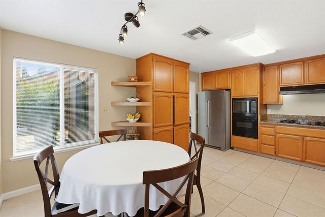 2516 Du Bois Dr, Roseville, CA 95661