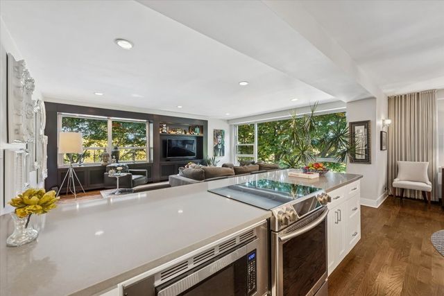 3180 N Lake Shore Drive 2H, Chicago, IL 60657