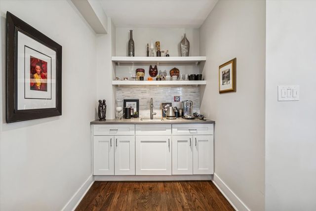 3180 N Lake Shore Drive 2H, Chicago, IL 60657