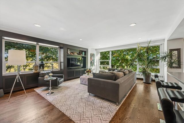 3180 N Lake Shore Drive 2H, Chicago, IL 60657