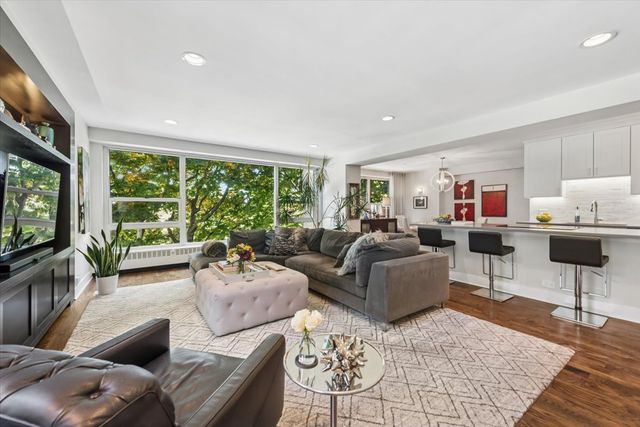 3180 N Lake Shore Drive 2H, Chicago, IL 60657