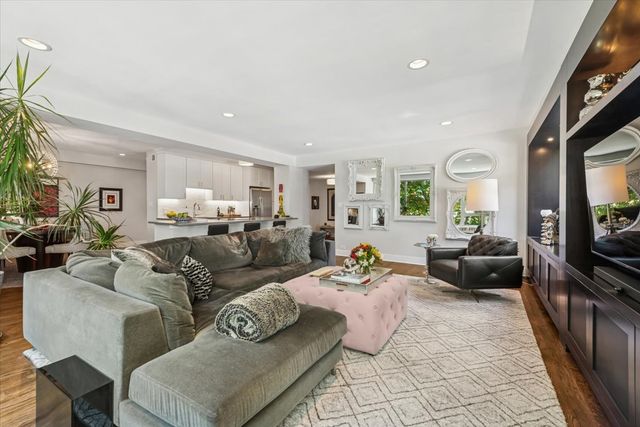 3180 N Lake Shore Drive 2H, Chicago, IL 60657