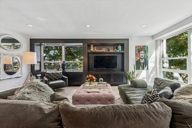 3180 N Lake Shore Drive 2H, Chicago, IL 60657