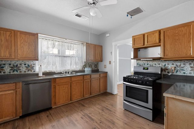 215 9th Street NW, Albuquerque, NM 87102