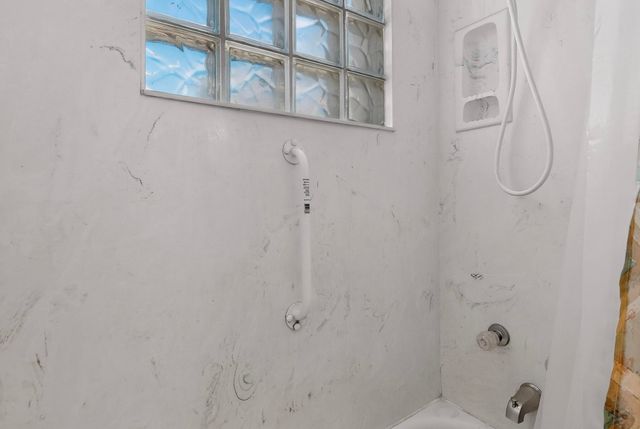 215 9th Street NW, Albuquerque, NM 87102