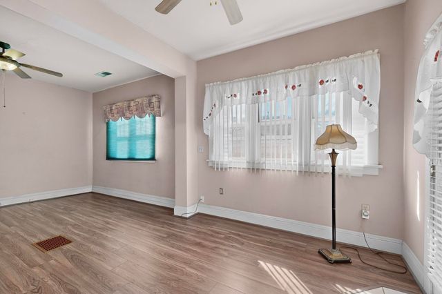 215 9th Street NW, Albuquerque, NM 87102