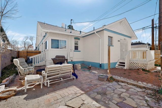 215 9th Street NW, Albuquerque, NM 87102