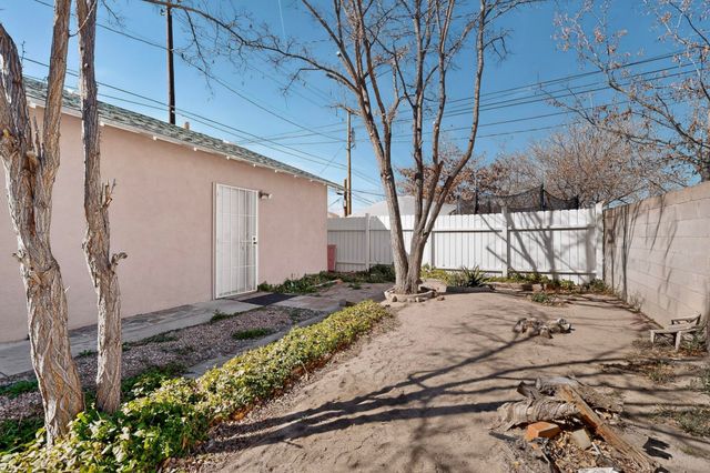 215 9th Street NW, Albuquerque, NM 87102