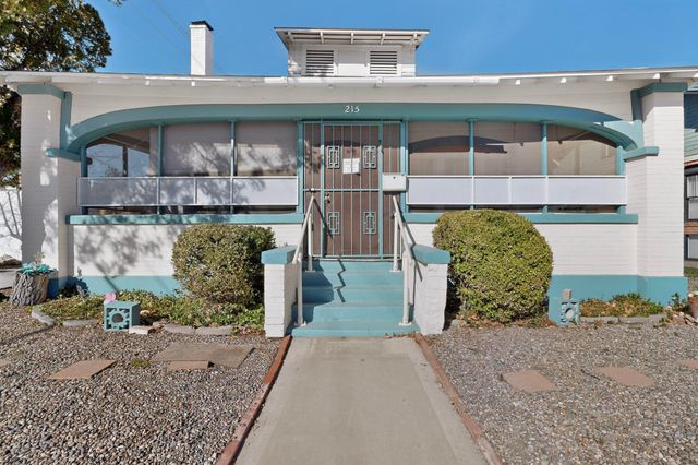 215 9th Street NW, Albuquerque, NM 87102