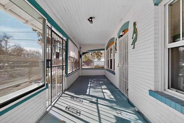 215 9th Street NW, Albuquerque, NM 87102