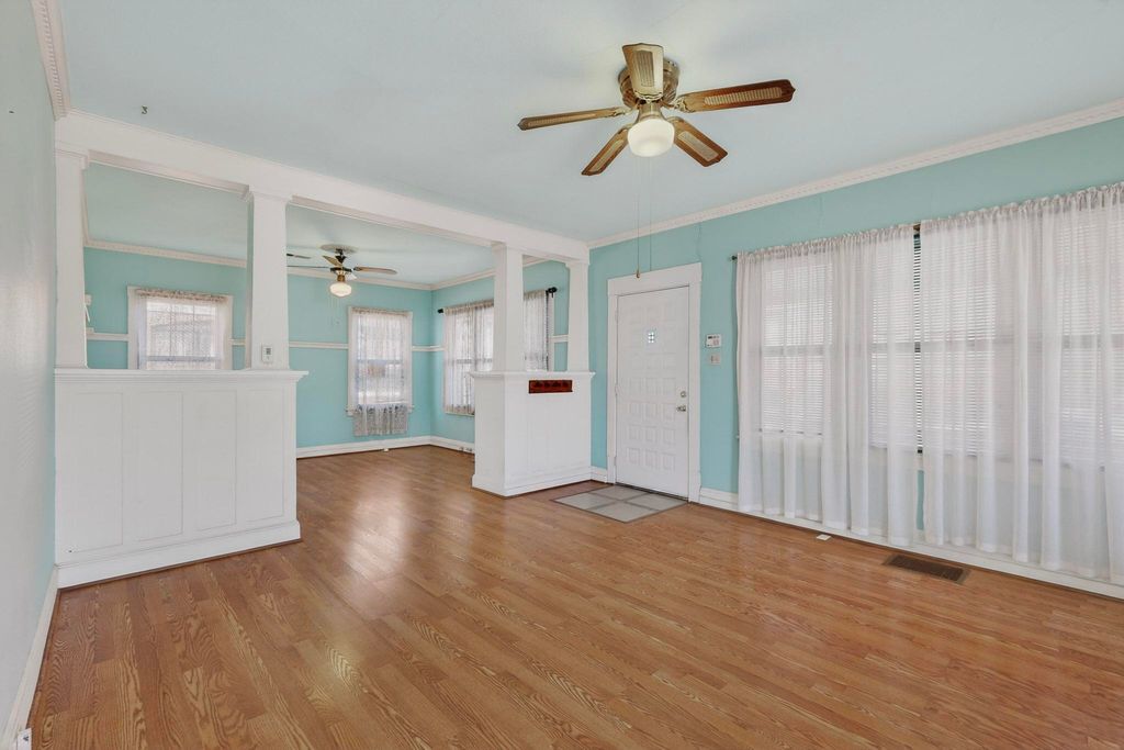 Image 10 of property listing at 215 9th Street NW, Albuquerque, NM 87102