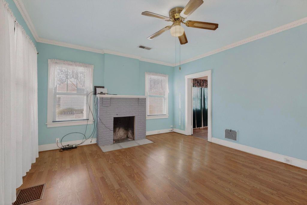 Image 11 of property listing at 215 9th Street NW, Albuquerque, NM 87102