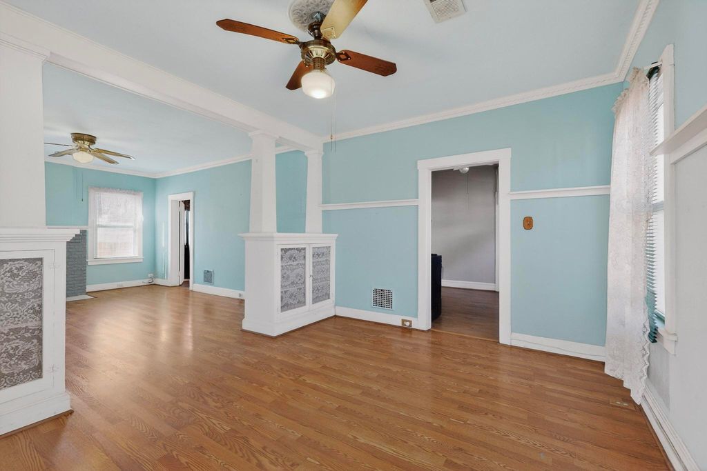 Image 15 of property listing at 215 9th Street NW, Albuquerque, NM 87102