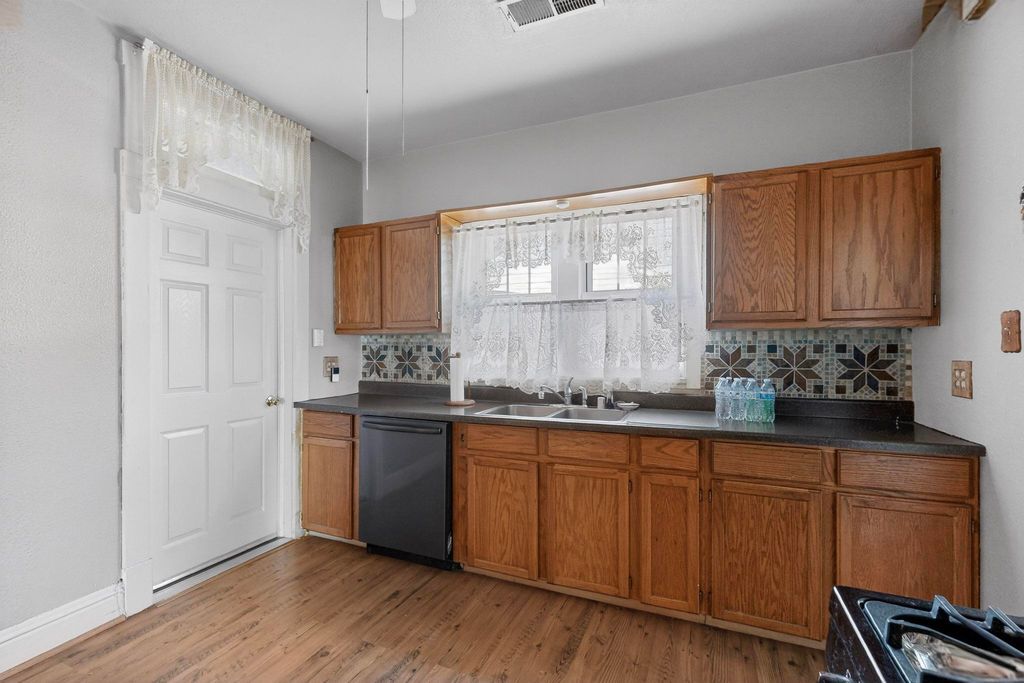 Image 20 of property listing at 215 9th Street NW, Albuquerque, NM 87102