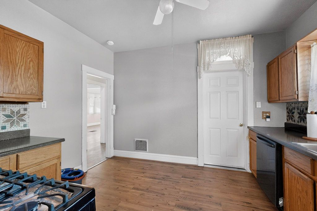 Image 21 of property listing at 215 9th Street NW, Albuquerque, NM 87102