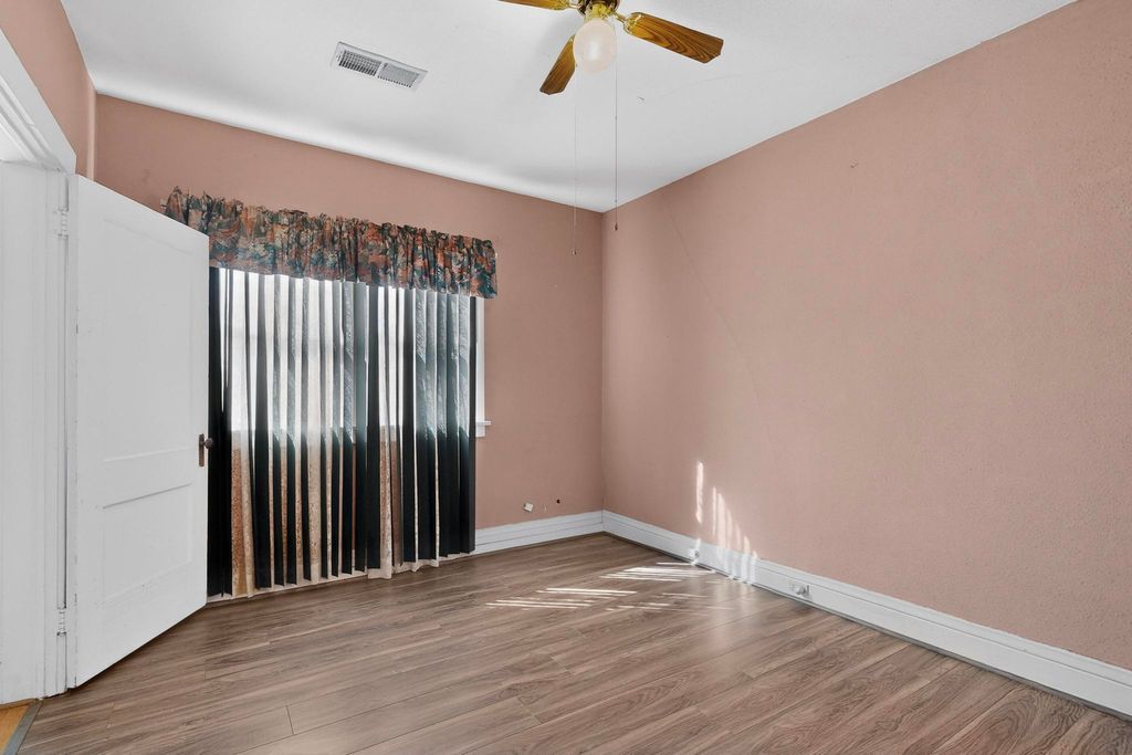 Image 33 of property listing at 215 9th Street NW, Albuquerque, NM 87102