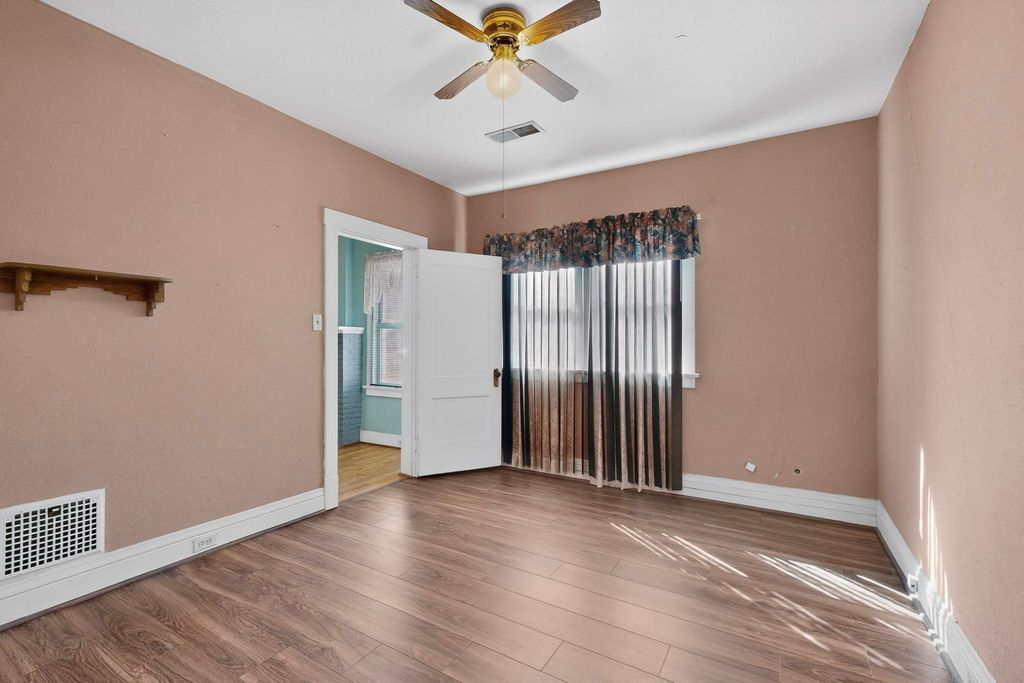 Image 34 of property listing at 215 9th Street NW, Albuquerque, NM 87102