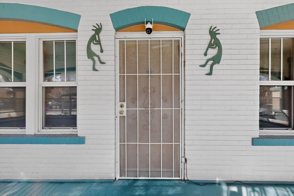 Image 8 of property listing at 215 9th Street NW, Albuquerque, NM 87102