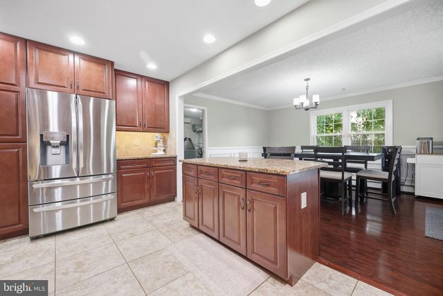 292 INDIAN CREEK DR, Levittown, PA 19057