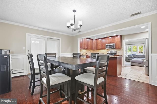 292 INDIAN CREEK DR, Levittown, PA 19057
