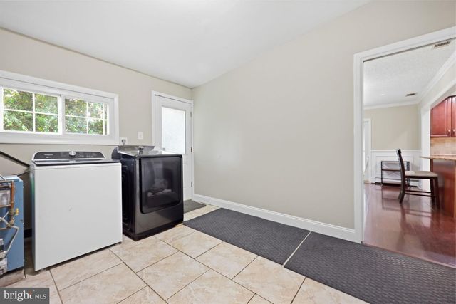 292 INDIAN CREEK DR, Levittown, PA 19057