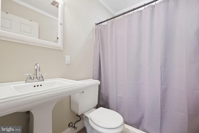292 INDIAN CREEK DR, Levittown, PA 19057