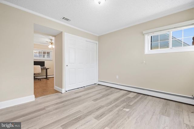 292 INDIAN CREEK DR, Levittown, PA 19057