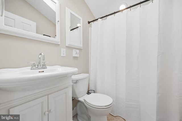 292 INDIAN CREEK DR, Levittown, PA 19057