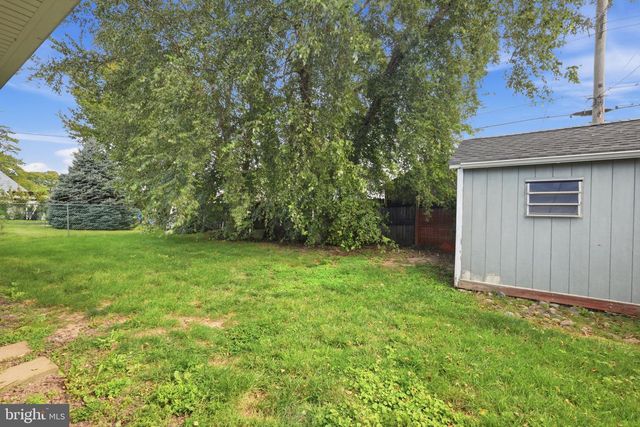 292 INDIAN CREEK DR, Levittown, PA 19057