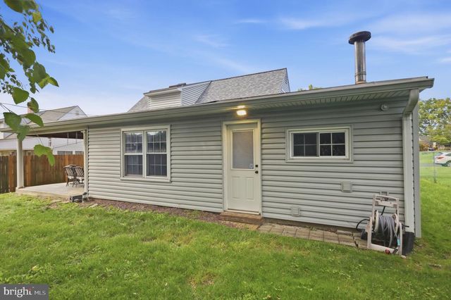 292 INDIAN CREEK DR, Levittown, PA 19057