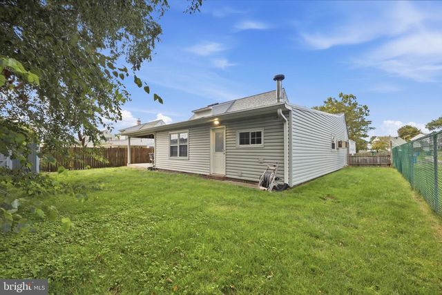 292 INDIAN CREEK DR, Levittown, PA 19057