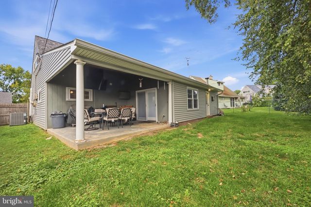 292 INDIAN CREEK DR, Levittown, PA 19057