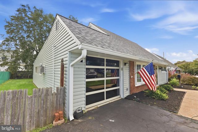 292 INDIAN CREEK DR, Levittown, PA 19057