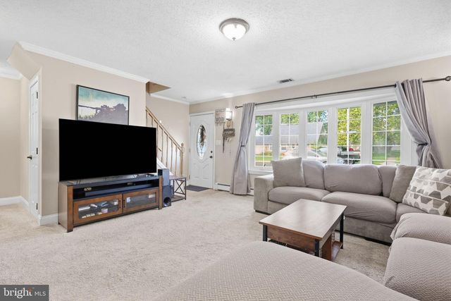 292 INDIAN CREEK DR, Levittown, PA 19057