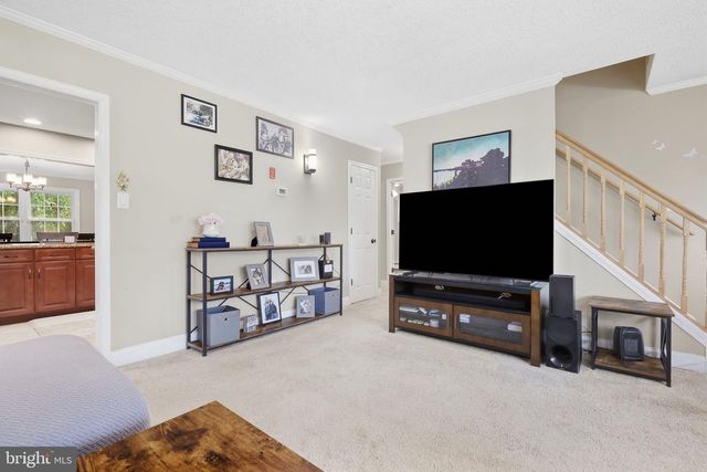 292 INDIAN CREEK DR, Levittown, PA 19057