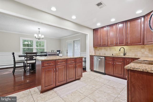 292 INDIAN CREEK DR, Levittown, PA 19057