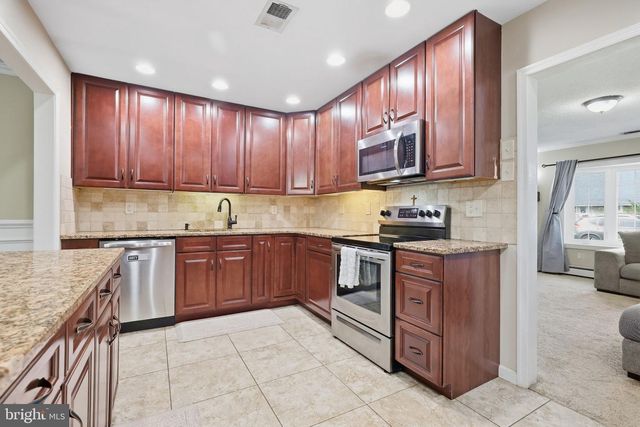 292 INDIAN CREEK DR, Levittown, PA 19057