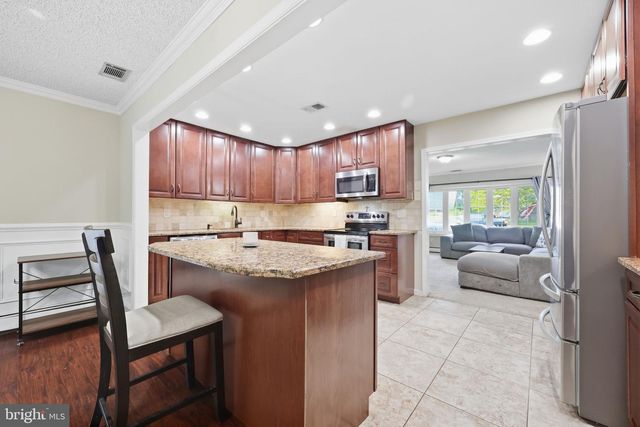 292 INDIAN CREEK DR, Levittown, PA 19057