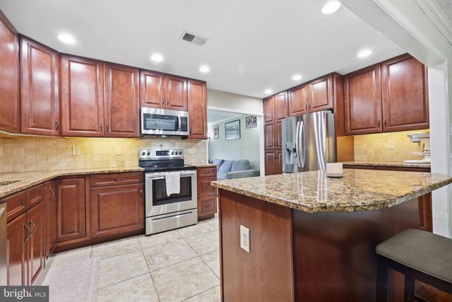 292 INDIAN CREEK DR, Levittown, PA 19057