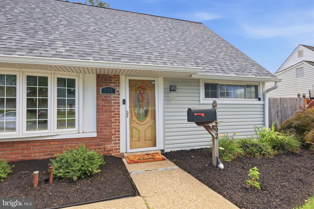 292 INDIAN CREEK DR, LEVITTOWN, PA 19057 — photo 3