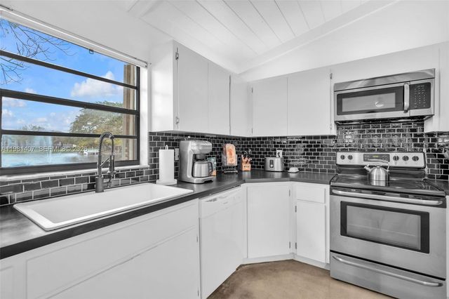 211 SW 87th Ter, Plantation, FL 33324