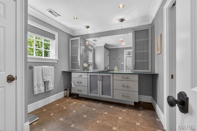 8116 University Drive, Clayton, MO 63105