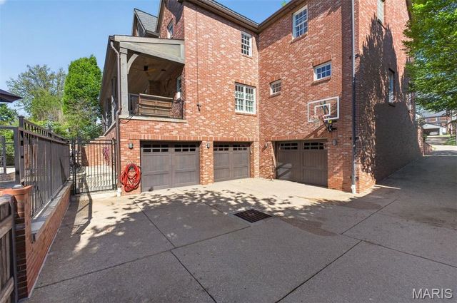 8116 University Drive, Clayton, MO 63105