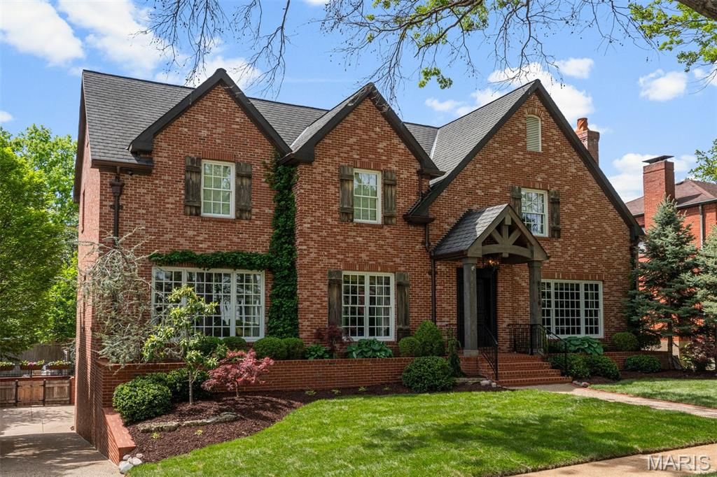 8116 University Drive, Clayton, MO 63105