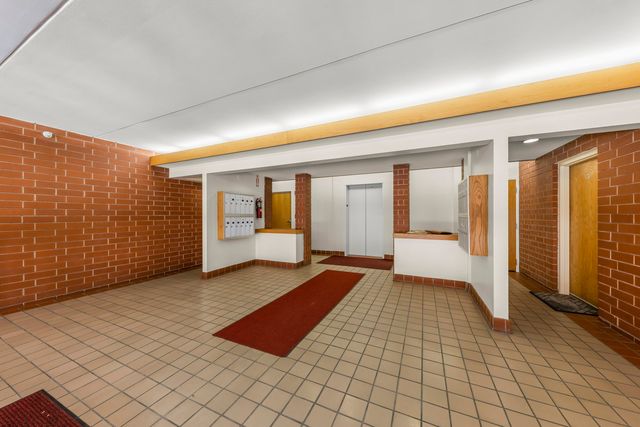 1041 Susan Collins Lane 102, Oak Park, IL 60302