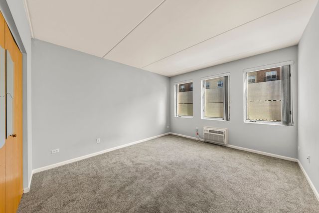 1041 Susan Collins Lane 102, Oak Park, IL 60302