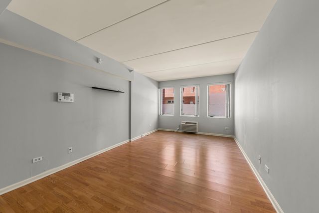 1041 Susan Collins Lane 102, Oak Park, IL 60302